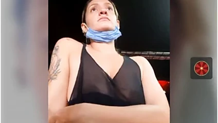 Kız spor salonunda egzersiz sırasında göğüslerini göster