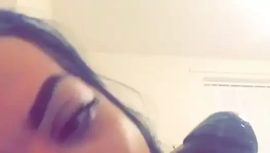 Je suce mon gode en bavant dessus