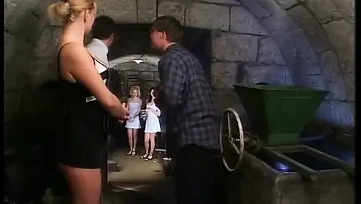 İki edepsiz kız sikiliyor ve ağzına işiyor