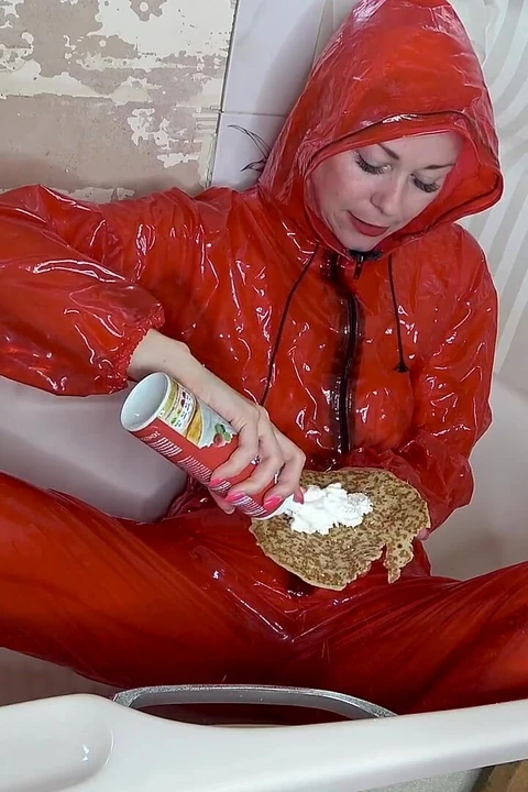 Скользкая инструкция по дрочке в комбинезоне из ПВХ: сливки, заварной и сперма, инструкция по дрочке