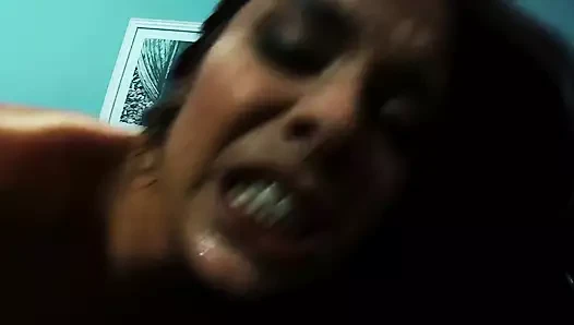 Beverly Hills çılgınca fışkırtıyor ve yüzüne dağınık bir şekilde boşalıyor