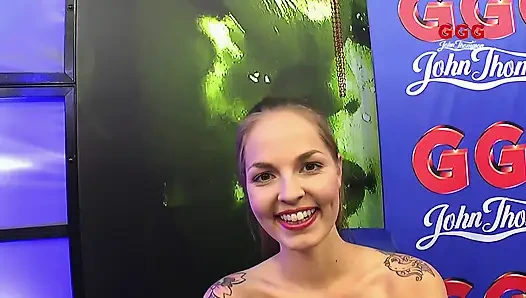 Seksi esmer azgın amcıklarına dev yarak almayı seviyor ve döl yutuyor grup seks