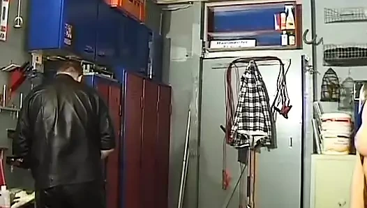 Olgun Alman sürtük atölyede ustası tarafından domine ediliyor