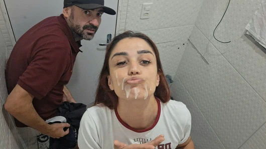 Prezervatifsiz prezervatifsiz bir yabancı tarafından prezervatifsiz banyoda sikiliyor!