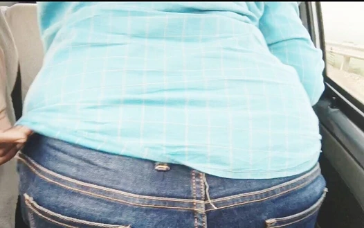 Üvey baba ve üvey kızı arabada seks Telugu edepsizce konuşuyor