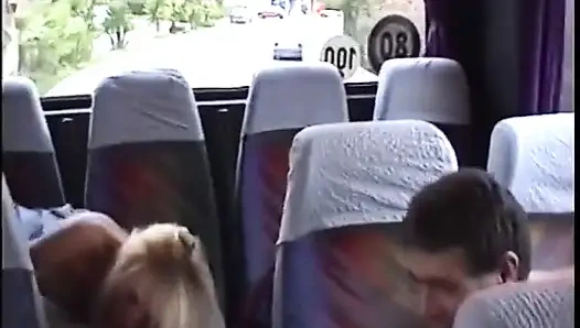 Korsika gezisinin ortasında otobüste bir partouze!