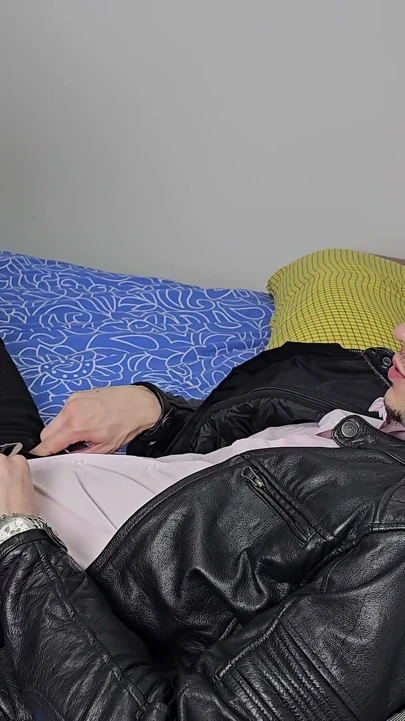 Erkek arkadaşının yaptığımız her şeyi görmesini istiyor, bu gerçek bir hayran