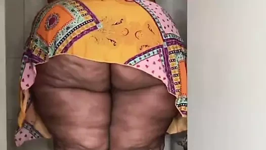 İri güzel Afrikalı kraliçe