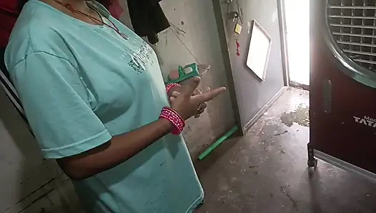 Mutfakta, büyük göğüsler ve Hintçe ses en iyi elle muamele gösterilerek penisten su çıkarıldı.