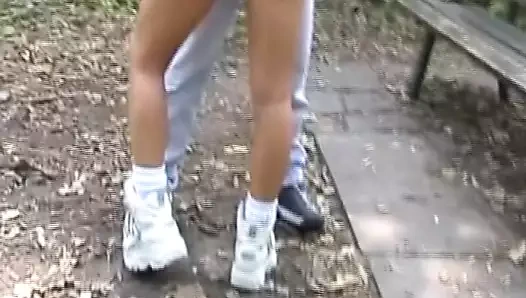 Çarpıcı kızıl saçlı Alman kaltak trende yarak emiyor