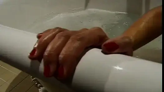 Lezbiyen Fransız kızlar banyoda makaslıyor