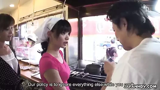 Aşçının yumuşak ve ıslak amına yapay penis sokmak