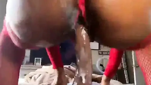 Seksi zenci bebek amcığını parmaklıyor