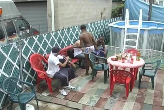Bir grup azgın eşcinsel arkadaş iri güzel bir barbeküden sonra sikişiyor
