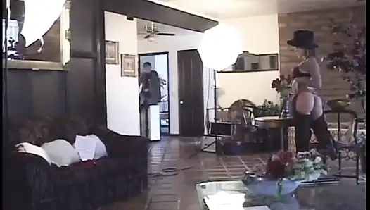 Yönetmen çekime başlamadan önce yıldızlarına son talimatları veriyor