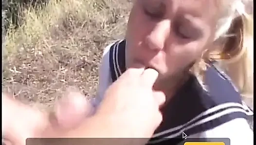 Denizci üniformalı sarışın açık havada adamla sikişiyor