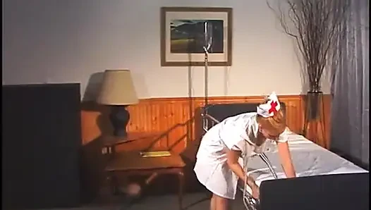 Randy doktor şehvetli sarışın hemşireyi hastane yatağında sikiyor