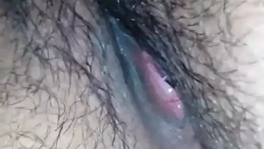 Kim karımın büyük göğüslerini ve sulu amını emmek ister