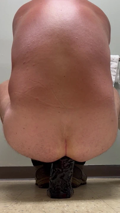 Büyük dildo umumi banyo