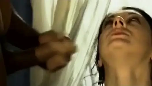 Зрелая блондинка глубоко заглатывает большой черный член на бурном кастинге