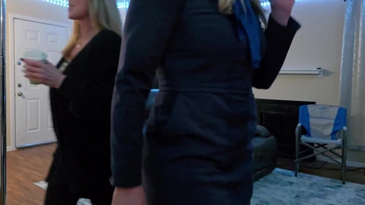 Uçuş görevlisi orta yaşlı seksi kadın arkadaşının kocasının onu doğurmasını istiyor!