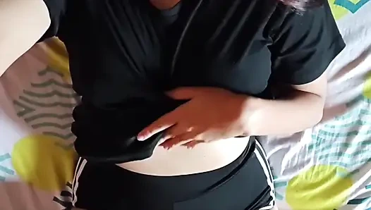 Hermanastra de 18 años follada en pijama está triste porque su novio rompió con su hermoso porno casero