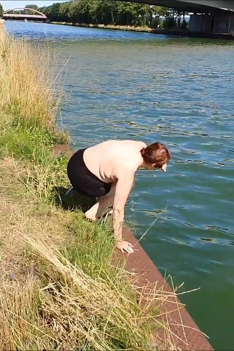 Kanal Boyunca Üstü Çıplak Yürü