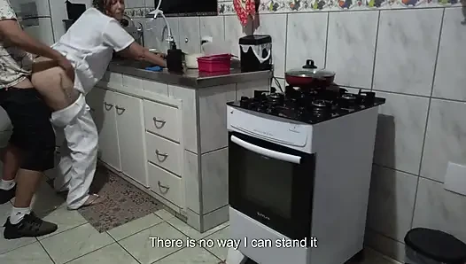 Hizmetçi bulaşık yıkarken götünü kullandırıyor.