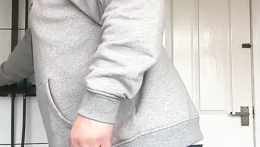 Azgın adam soyunuyor ve kasık kıllarını tıraş ediyor