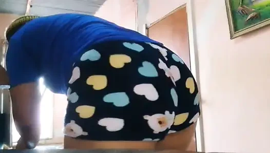 Büyük götümü görmesini ve izlerken mastürbasyon yapıyor