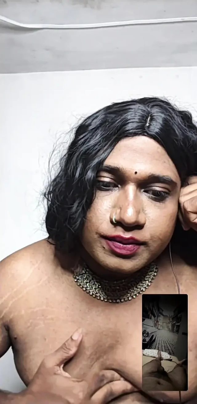 Hintli trans, müşterisi için seksi vücudunu sergiledi