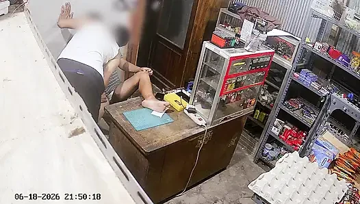 Bana külotumu gösteren bir esnaf tarafından baştan çıkarıldım