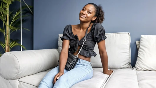 18 yaşındaki sevimli zenci latin amcık sahte modellik seçmelerinde korunmasız sikiliyor