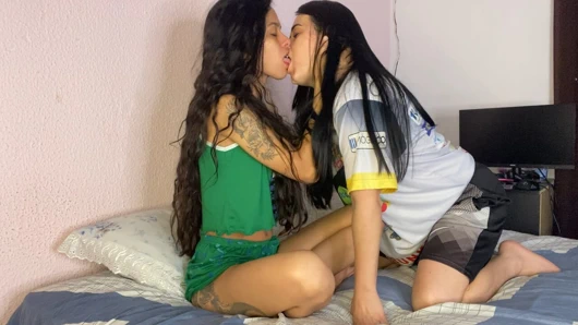 Kocası lezbiyen en iyi arkadaşını karısını öperken yakaladı ve her şey orada değişti