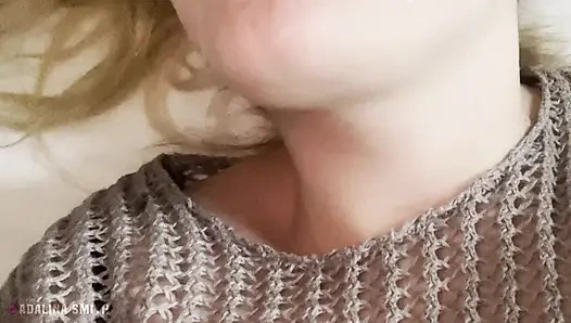 Üvey erkek kardeş gündelik porno izliyor ve üvey kız kardeşinin ağzına boşalıyor