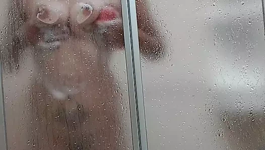 Ben fark etmeden duşta beni izle