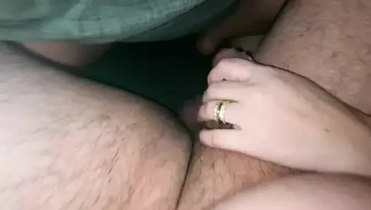 Üvey anne yatakta üvey oğlunun yarağını sıvazlıyor