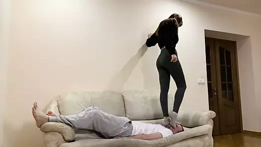 Aşırı kafa ezilme, zıplama ve çoraplarda ezilme - sert femdom