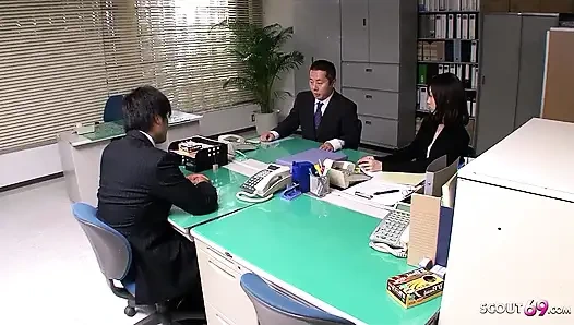 Sıska Asyalı sekreter genç kız tatilde iş arkadaşı tarafından sikiliyor