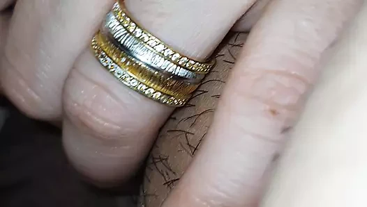 Üvey oğul üvey anneden sikine mastürbasyon yapıyor