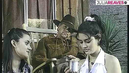 Amcık yaladıkça, parmakla sikilirken ve sonunda ağzına boşalana kadar sikilirken bebek inliyor