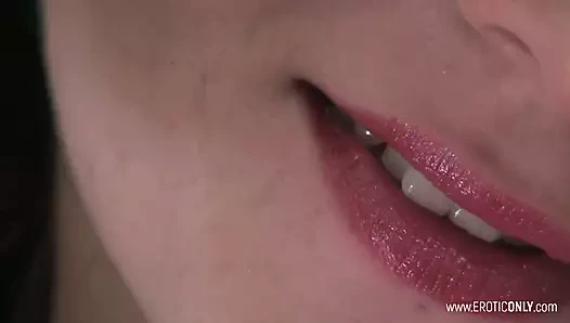 Kızıl saçlı kız, üstte paslanıyorsa, alt kısmı ıslak