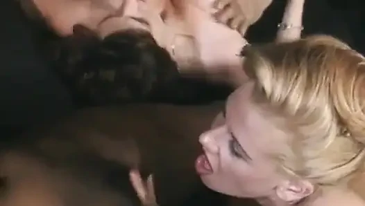 Azgın sürtükler sert grup sekste sikiliyor