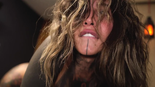 Tinder'da Tanıştığım Kız Arkadaşlarını Büyük Sikimi Denemeye Davet Ediyor