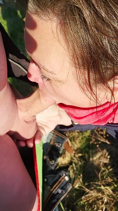 Berlin: rol yapma. Yürüyüş yaparken bir arkadaşının uzun yarağına oral seks