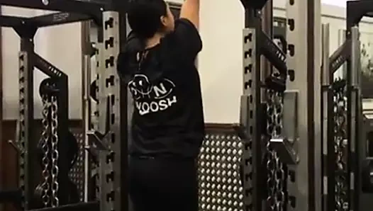 Vanessa beyaz spor salonunda barfiks çekiyor.