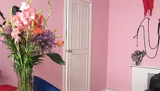 Tombul vampir sarışının vücudunun her santimini yalamak ve emmek istiyor