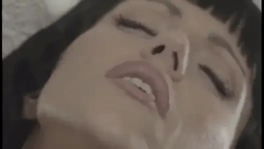 Valentine Demy her şeyi kıçından alıyor