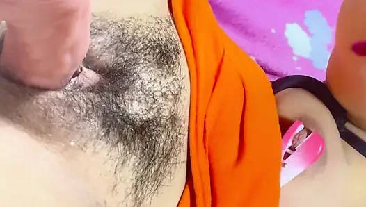 Kız yeni şeyler deneyerek canlı mastürbasyon yapıyor