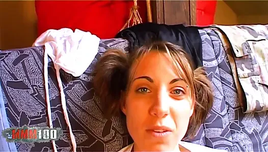 Fransız hatun Missguapa göt deliğine çok büyük bir dildo sokmaya çalışıyor